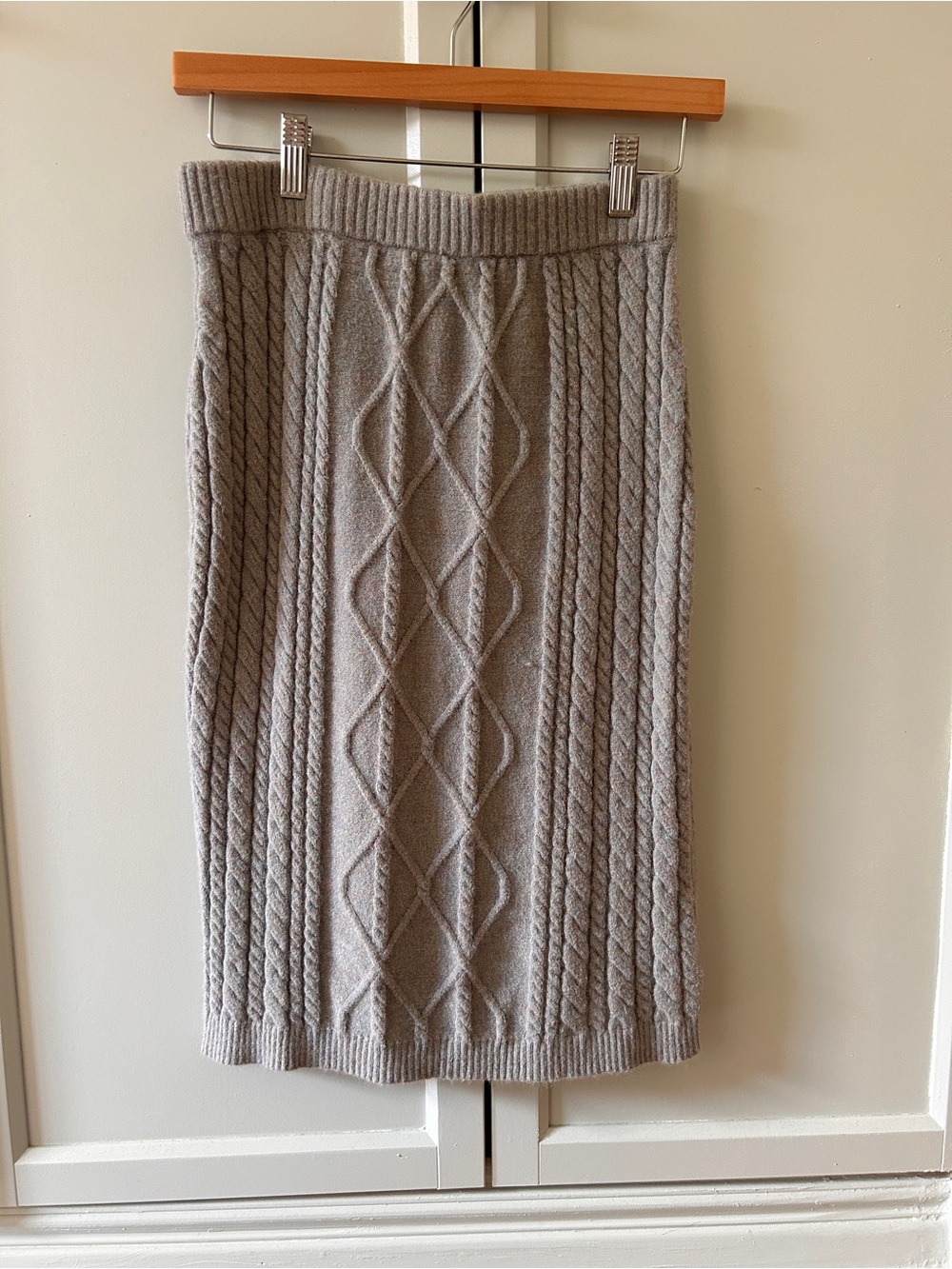 Cable-Knit Midi Pencil Skirt in Light Gray